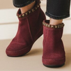 SKCH-3 Skechers Burgundy Moccasins  Ankle Booties in size 8